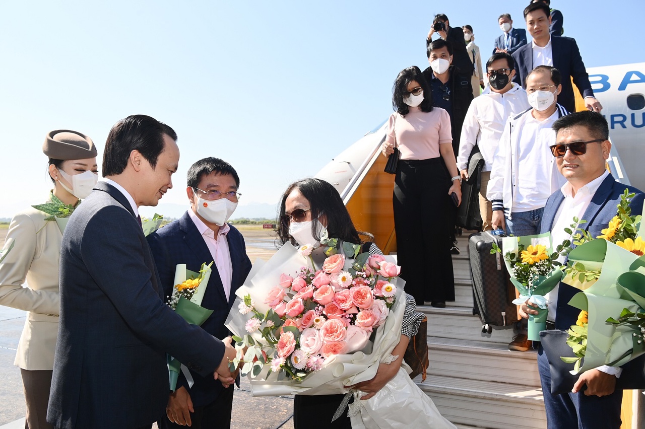 Lãnh đạo hãng hàng không Bamboo Airways tặng hoa cho những hành khách đầu tiên trên chuyến bay